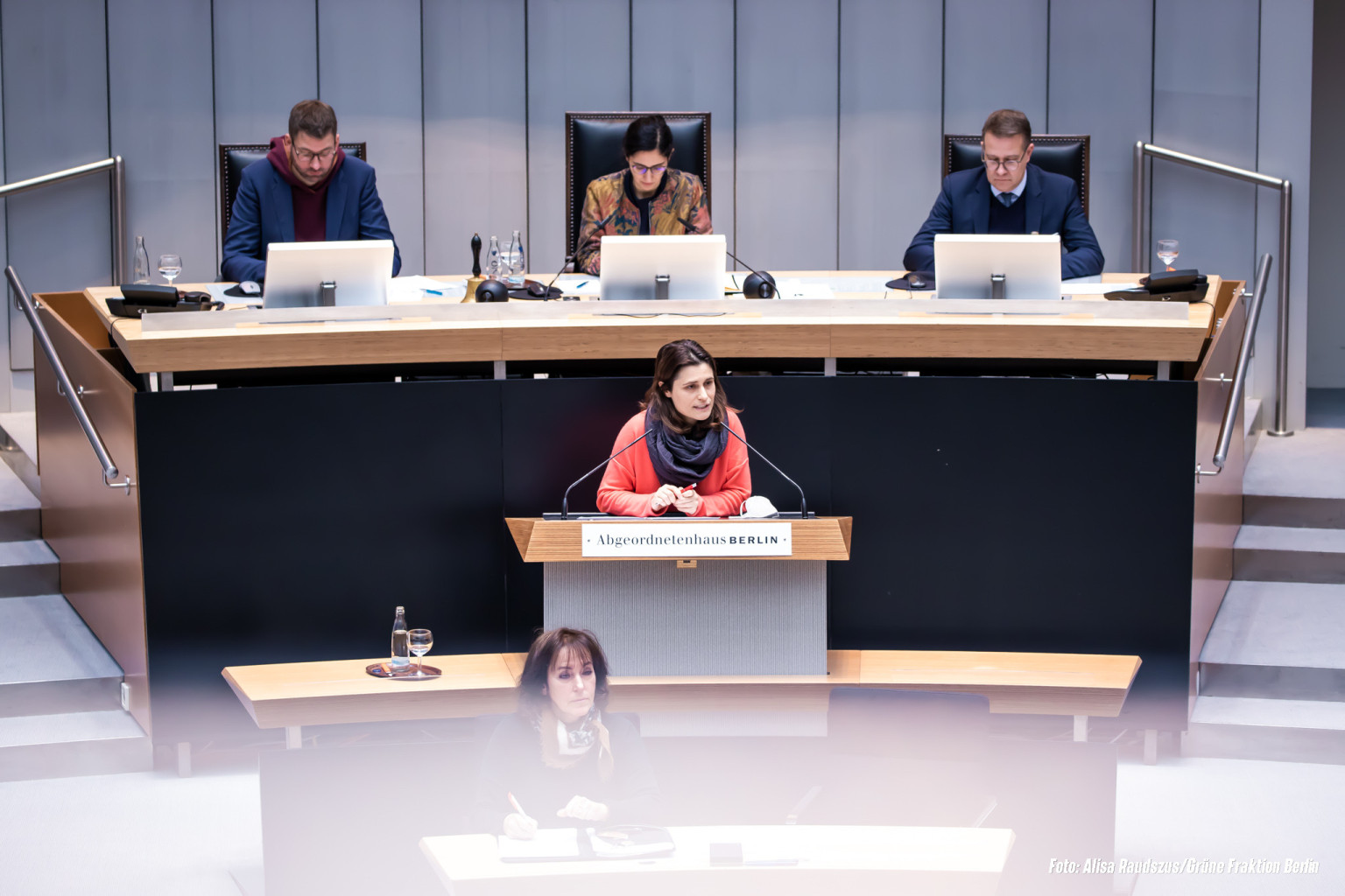 Aferdita Suka hält eine rede im Berliner Abgeordnetenhaus. Foto: Alisa Raudszus / Grüne Fraktion Berlin
