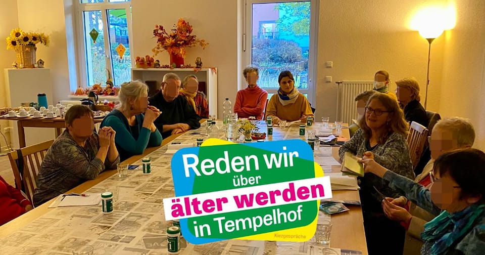 Die Gesprächsrunde von älter werden in Tempelhof im den Räumlichkeiten des Vereins Freunde alter Menschen.Aferdita Suka spricht mit ca. 15 TeilnehmerInnen.