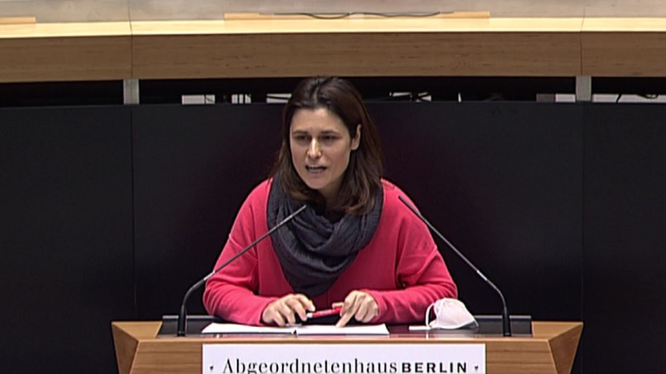Aferdita Suka hält eine Rede im Berliner Abgeordnetenhaus zum Thema "Gesetz über die Förderung von Gesundheitsfachberufsausbildungen"