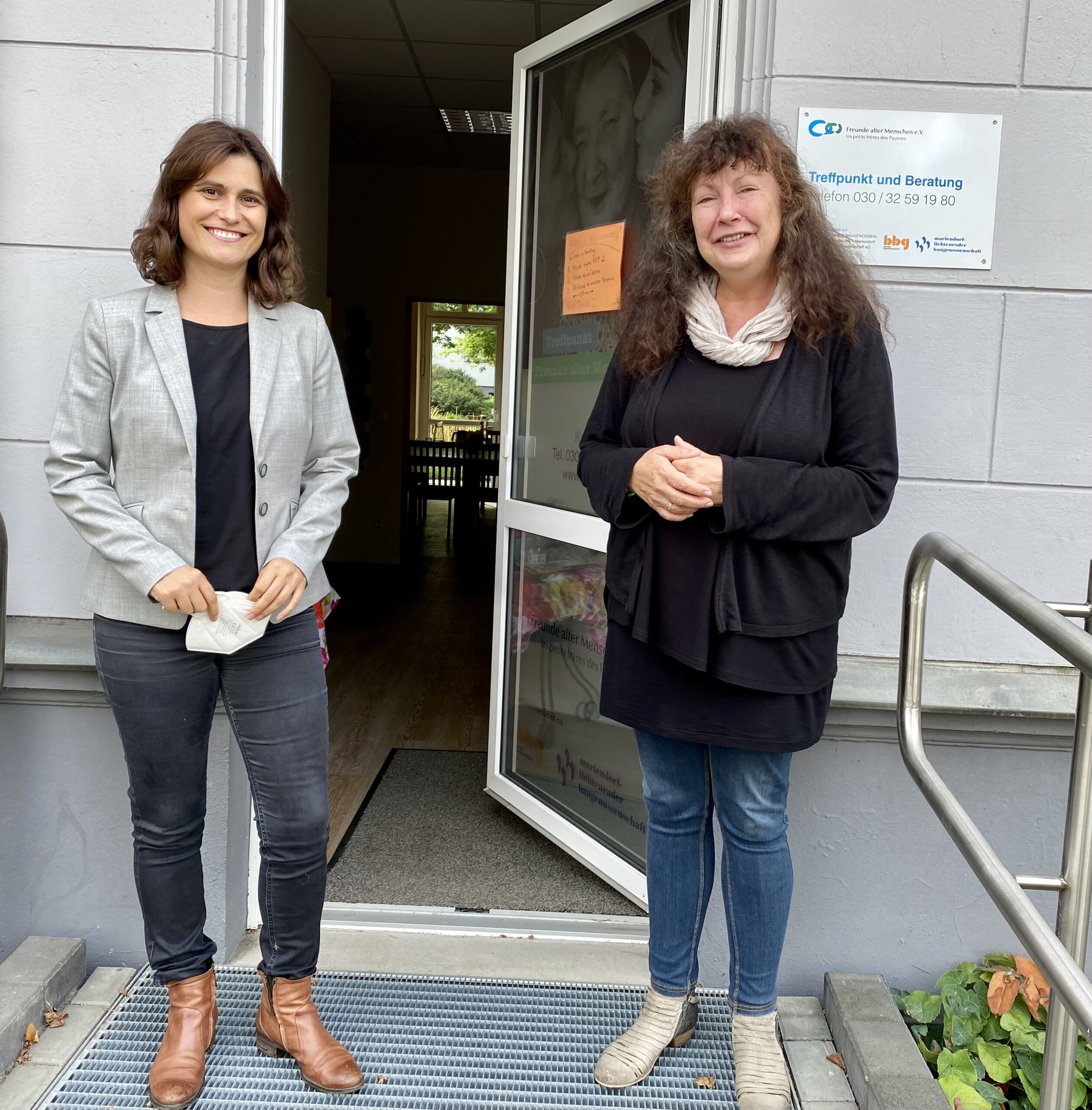 Aferdita Suka und Christl Schwarz stehen vor dem Verein Freunde alter Menschen