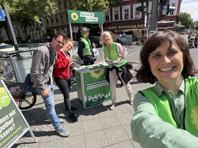 Infostand am Tempelhofer Damm / Ecke Kaiserin-Augusta-Straße