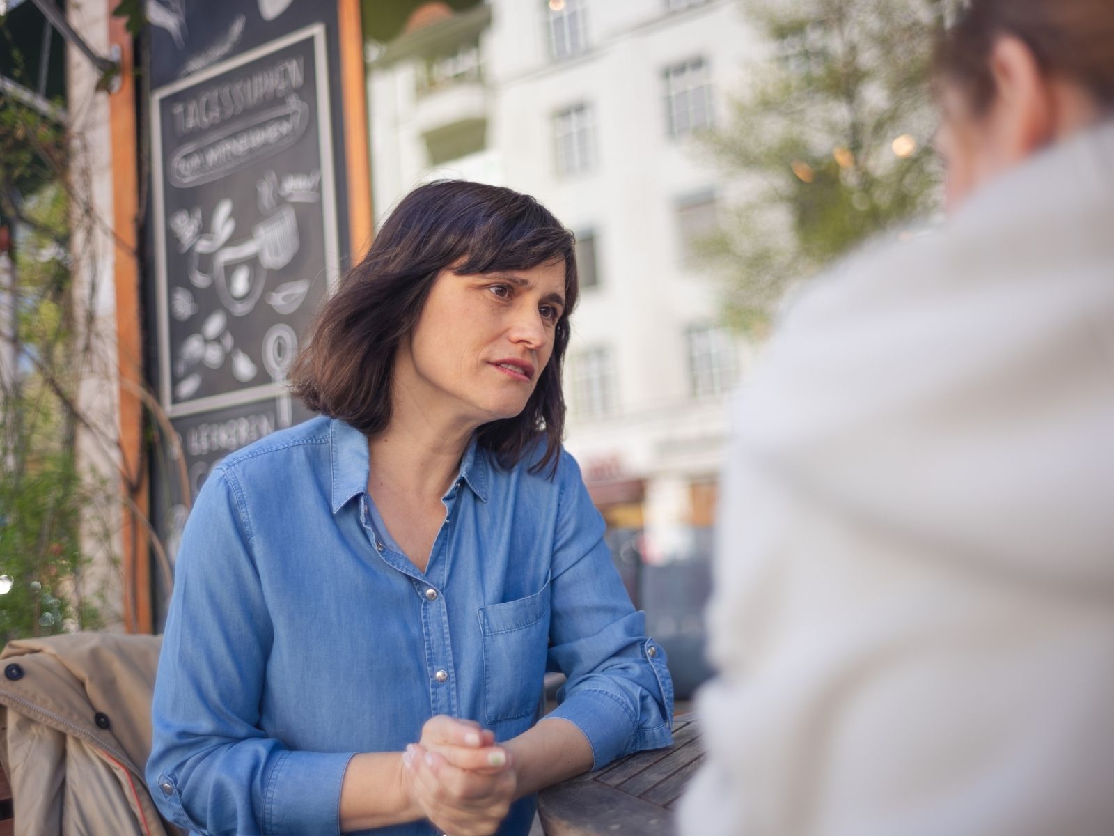 Aferdita Suka im Gespräch mit Menschen in Tempelhof.