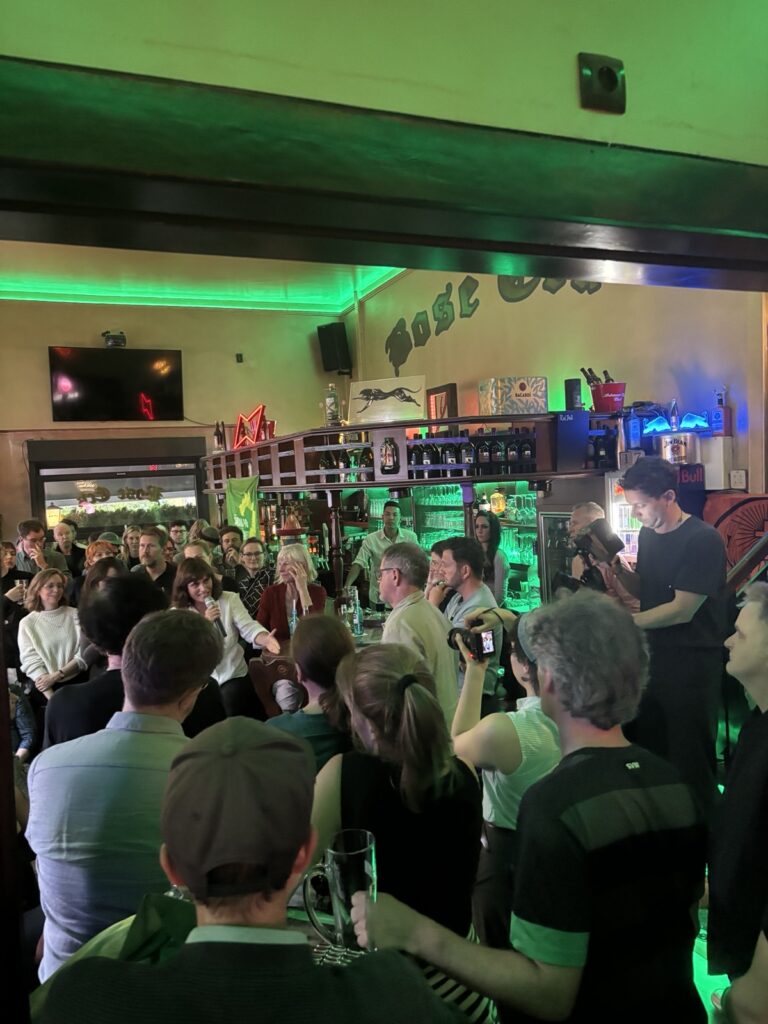 Auf ein Bier mit Felix Banaszak und unsere grünen Spitzenkandidat*innen Saskia Ellenbeck, Aferdita Suka und Werner Graf