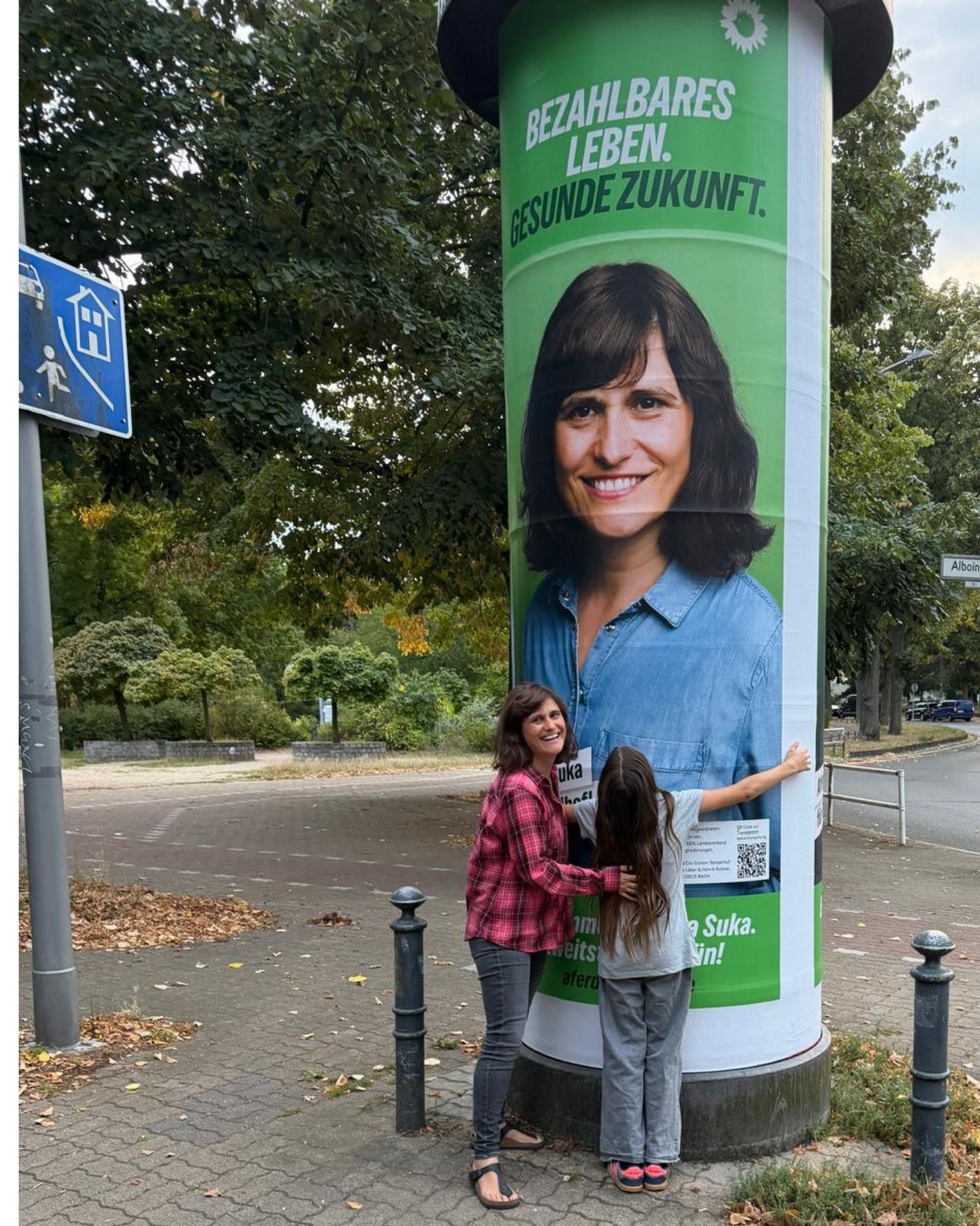 Aferdita Suka mit ihrer Tochter vor ihrem Wahlplakat in Tempelhof zur Berlin-Wahl 2026.
